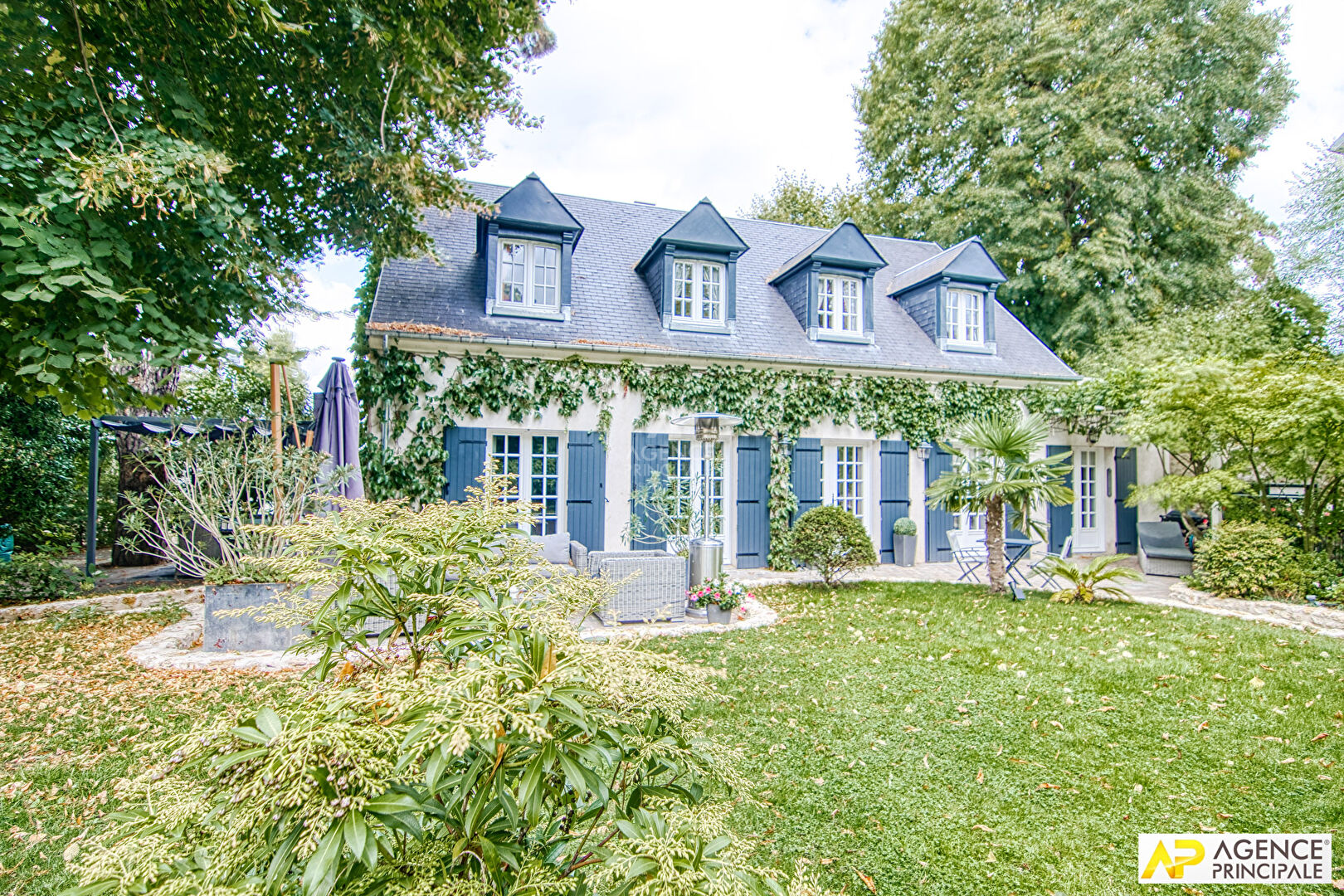 Versailles Saint-Louis Maison 7 pièces 271 m² au sol sur parcelle d'environ 600 m²  avec sous-sol total et garage 4 véhicules