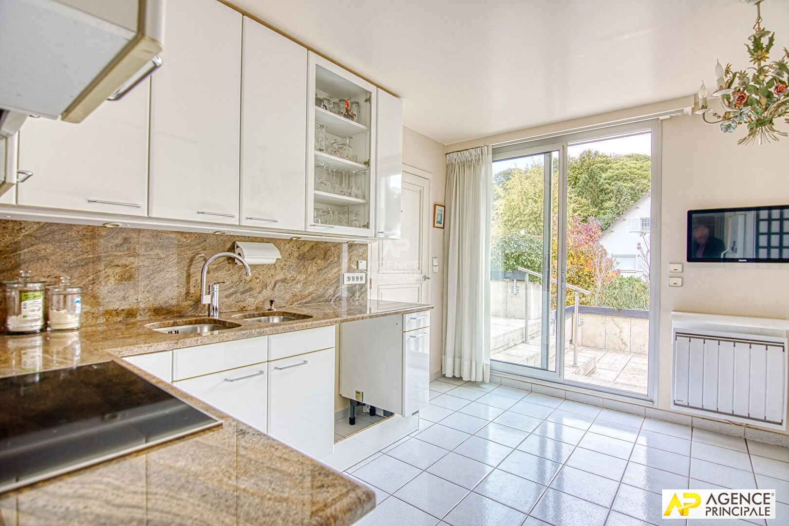 Photo Versailles Glatigny Appartement 6 pièces 174 m² 1er et dernier étage avec ascenseur, terrasses de 91m² et 3 places de parking en sous-sol image 3/6