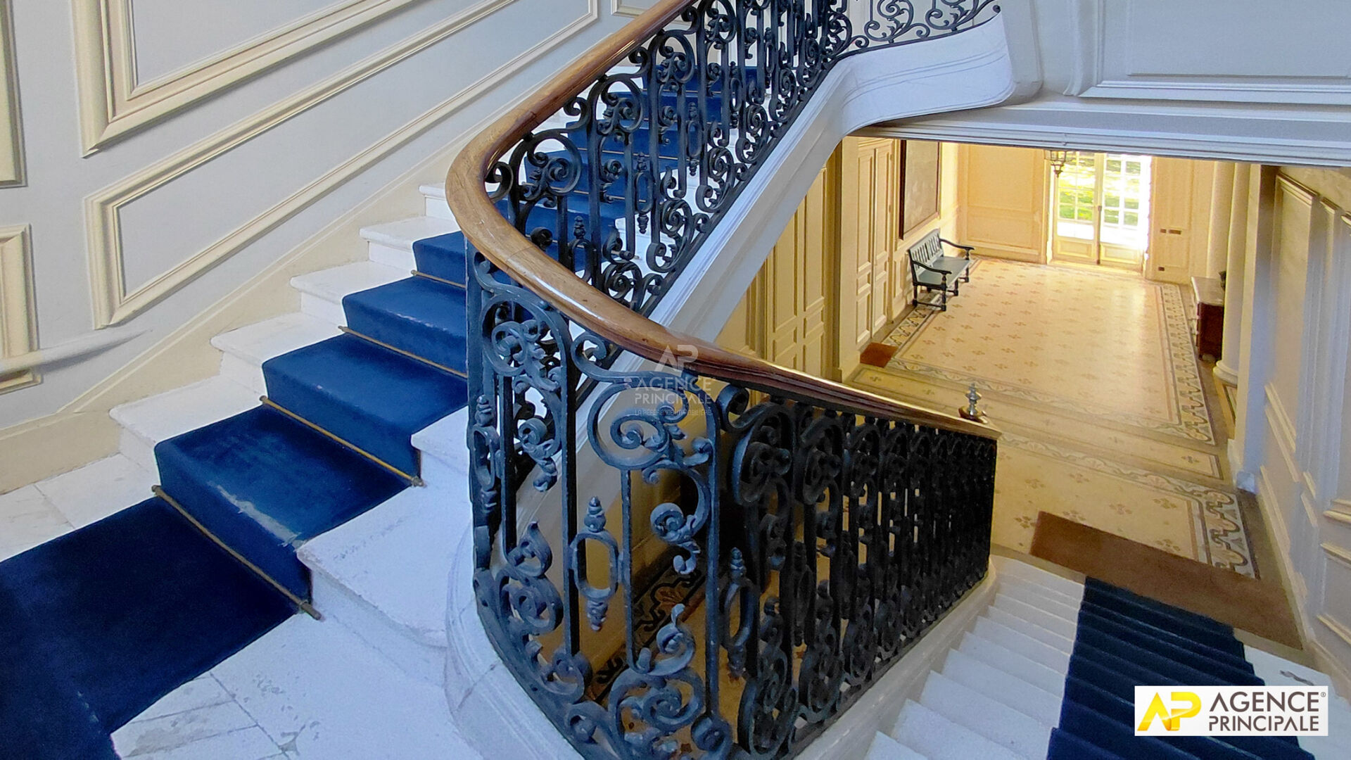 Photo Versailles Notre-Dame Appartement 5 pièces 128m² situé au 2ème étage d'un hôtel Particulier avec  cave et possibilité de stationnement image 2/6