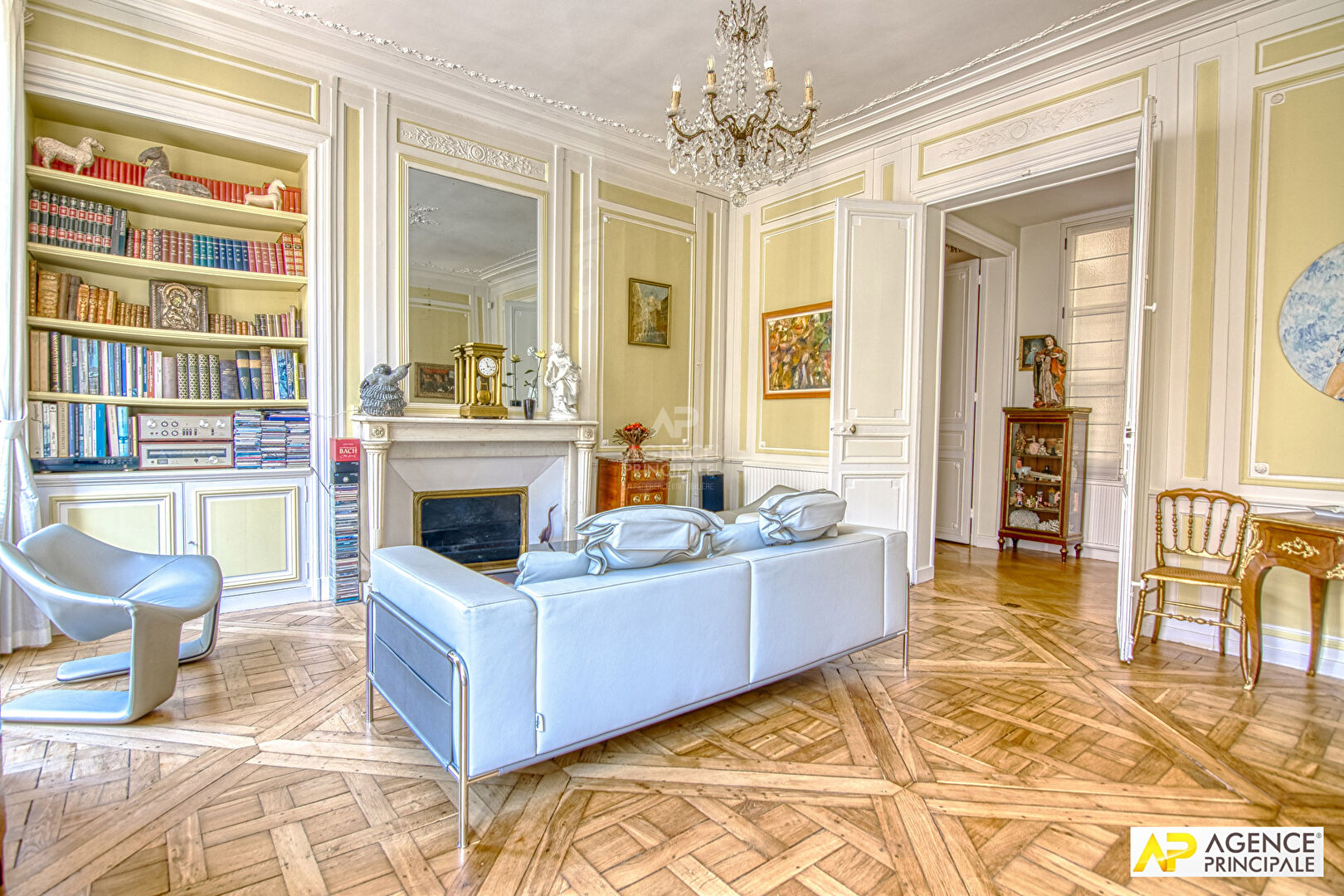 Versailles Saint-Louis Appartement 6 pièces 144.03  m² carrez situé au 2ème étage avec chambre de service, cave et parking en option