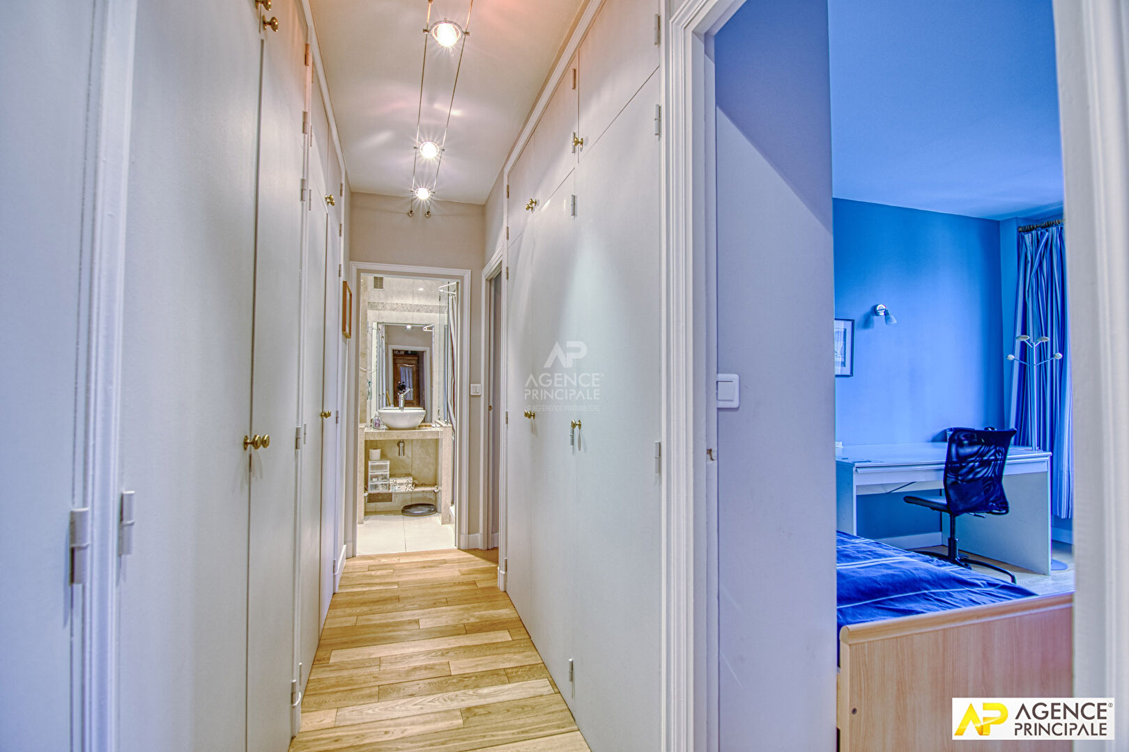 Photo Versailles Avenue de Paris Appartement 7 pièces 139 m² au sol situé au 4ème et dernier étage avec ascenseur, cave et parking en sous-sol image 6/6