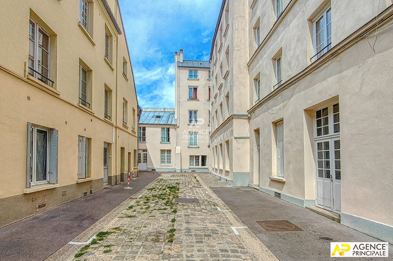 Versailles Notre-Dame Studio 35 m² situé au 2ème étage avec cave
