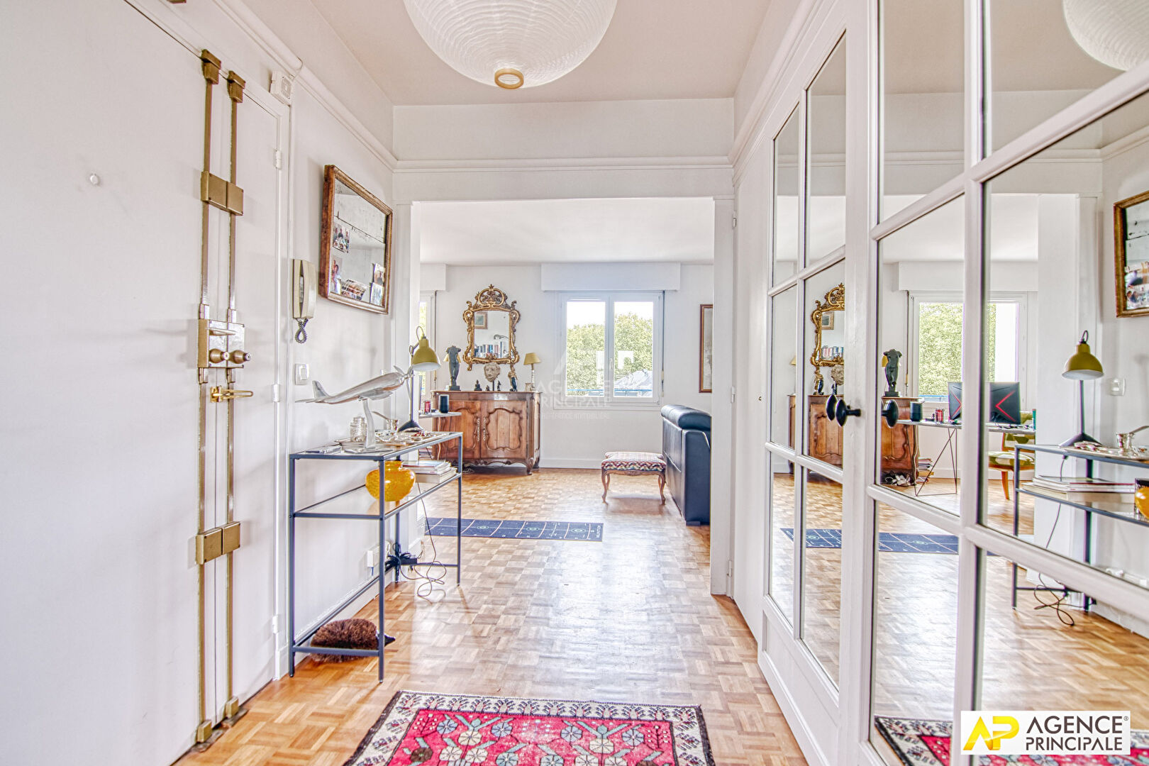 Versailles Notre-Dame Boulevard de la Reine Appartement 5 pièces 103 m² situé au 5ème et dernier étage avec ascenseur, cave et parking en sous-sol