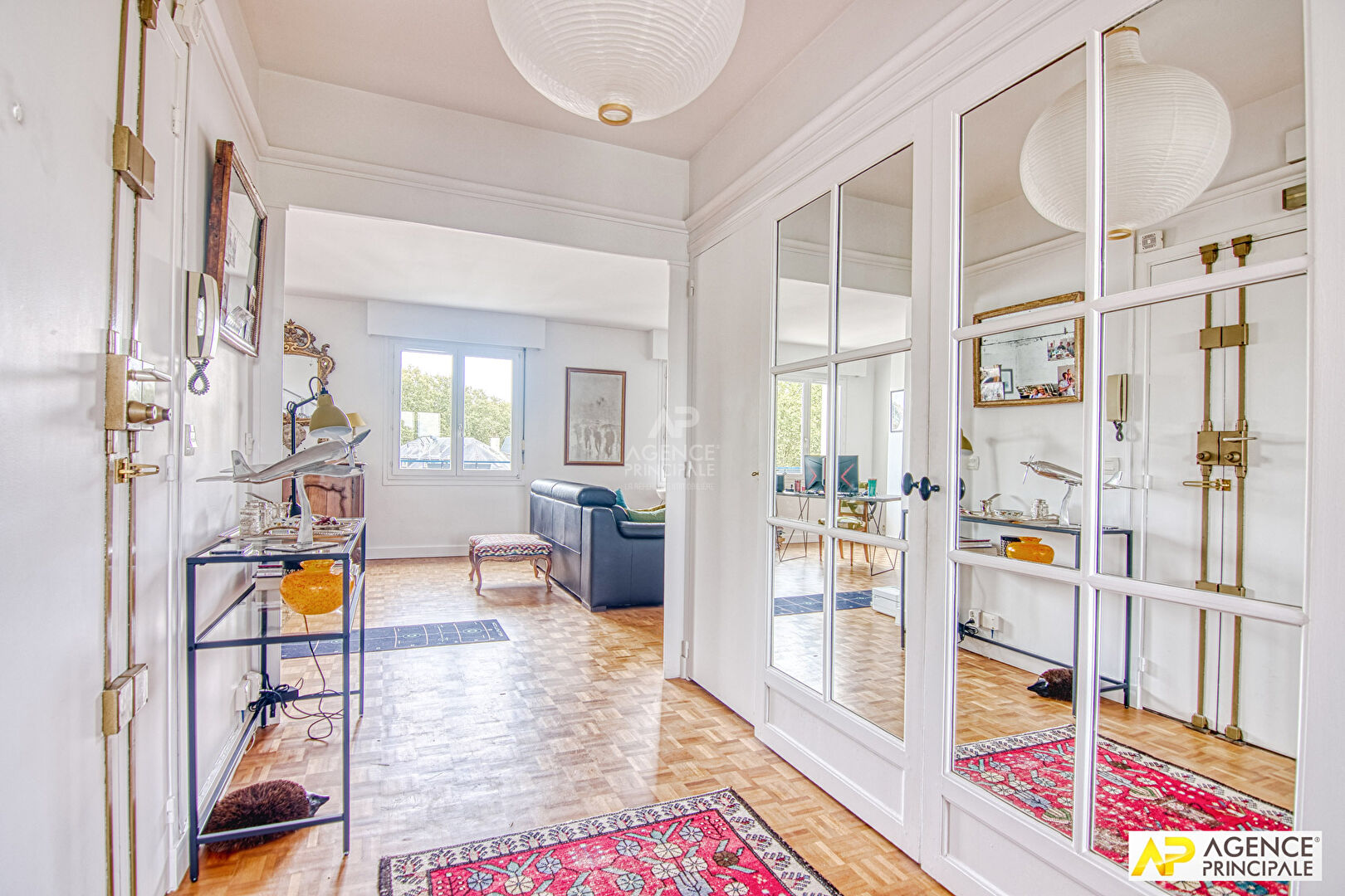 Photo Versailles Notre-Dame Boulevard de la Reine Appartement 5 pièces 103 m² situé au 5ème et dernier étage avec ascenseur, cave et parking en sous-sol image 6/6