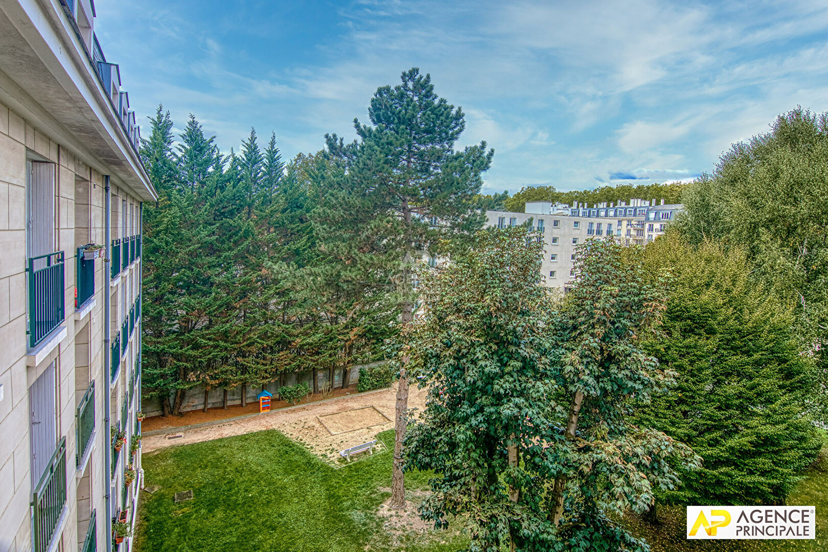 Versailles Avenue de Paris appartement 5 pièces 125.17 m² carrez situé au 4ème étage avec ascenseur, cave et grand box fermé