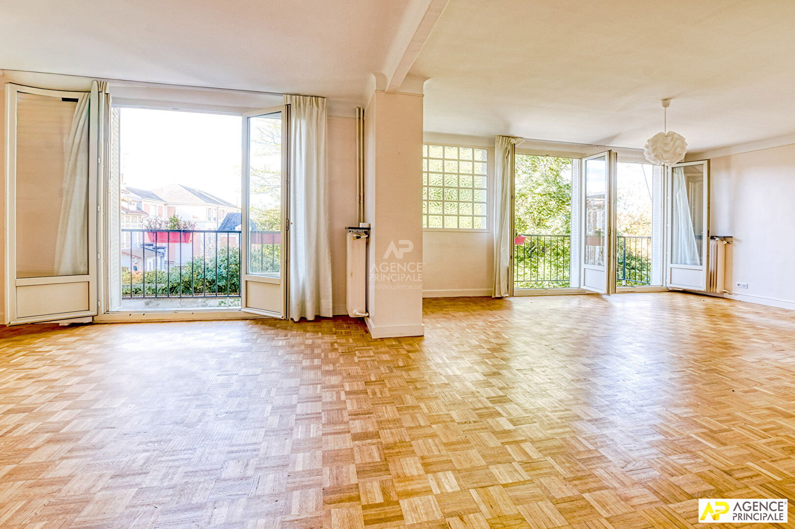 Versailles Rive-Droite Appartement 5 pièces 95 m² situé au 2ème étage avec ascenseur, 2 caves et parking en option