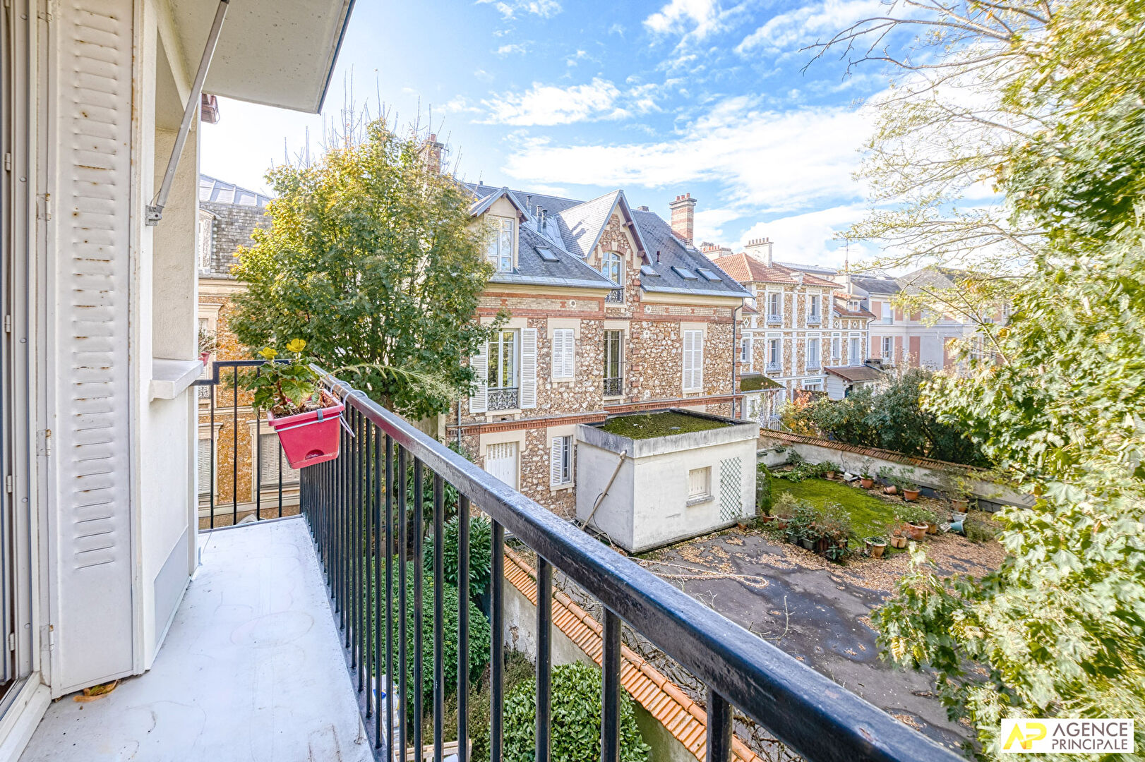 Photo Versailles Rive-Droite Appartement 5 pièces 95 m² situé au 2ème étage avec ascenseur, 2 caves et parking en option image 3/6