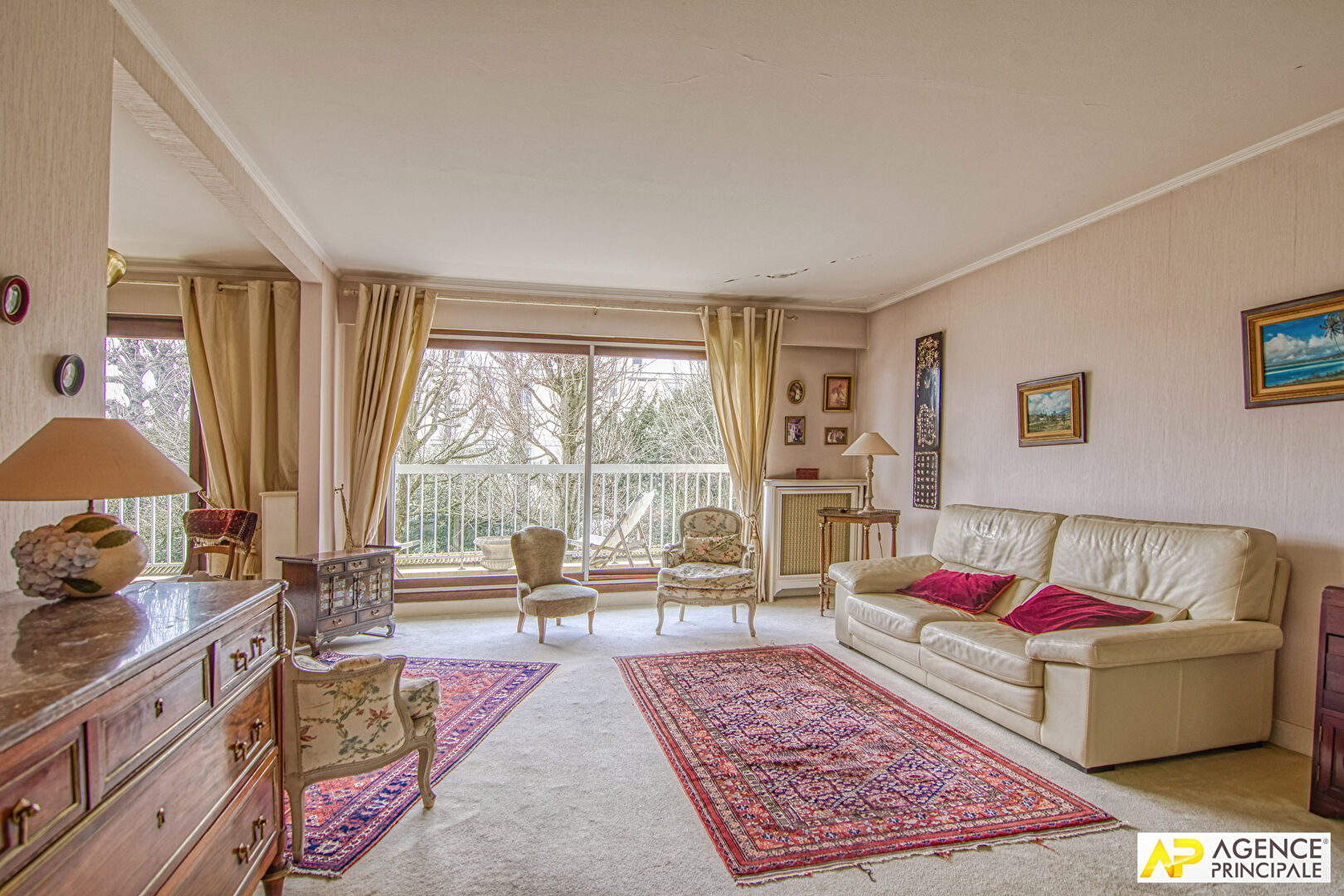 Photo Versailles Rive-Droite Appartement 5 pièces 105.4 m² carrez situé au 1er étage avec ascenseur, grande cave, box et place de parking en sous-sol image 1/6