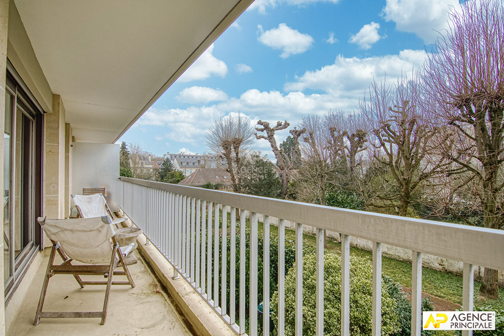 Photo Versailles Rive-Droite Appartement 5 pièces 105.4 m² carrez situé au 1er étage avec ascenseur, grande cave, box et place de parking en sous-sol image 2/6