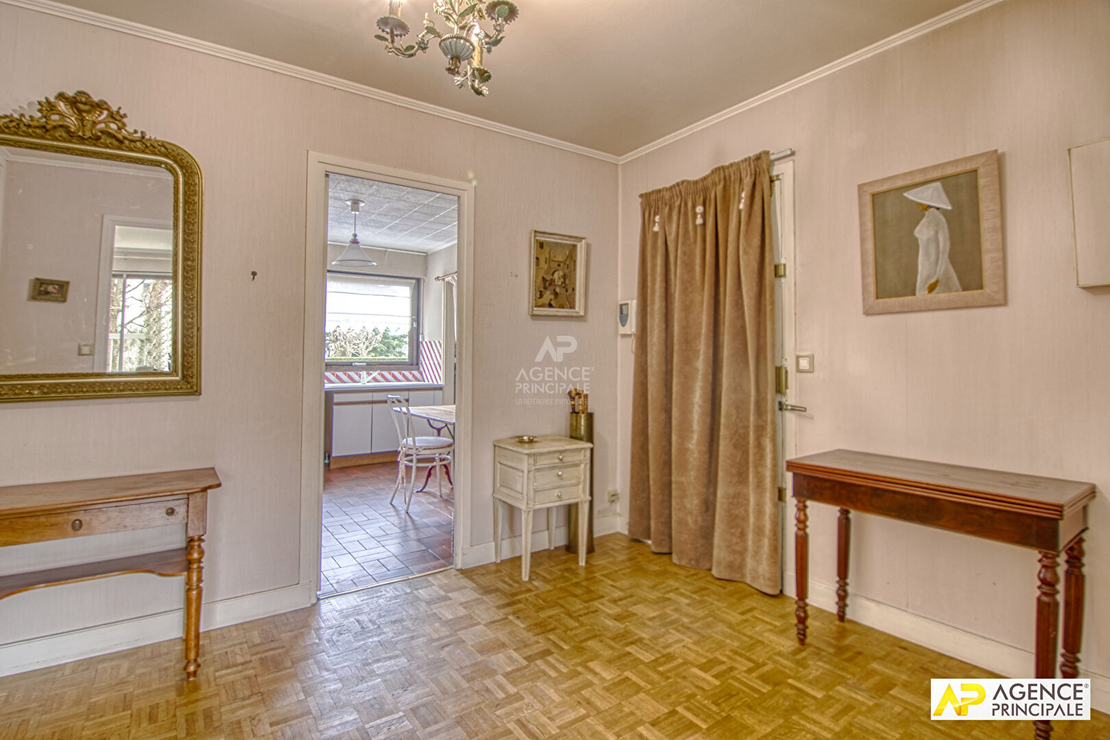 Photo Versailles Rive-Droite Appartement 5 pièces 105.4 m² carrez situé au 1er étage avec ascenseur, grande cave, box et place de parking en sous-sol image 6/6