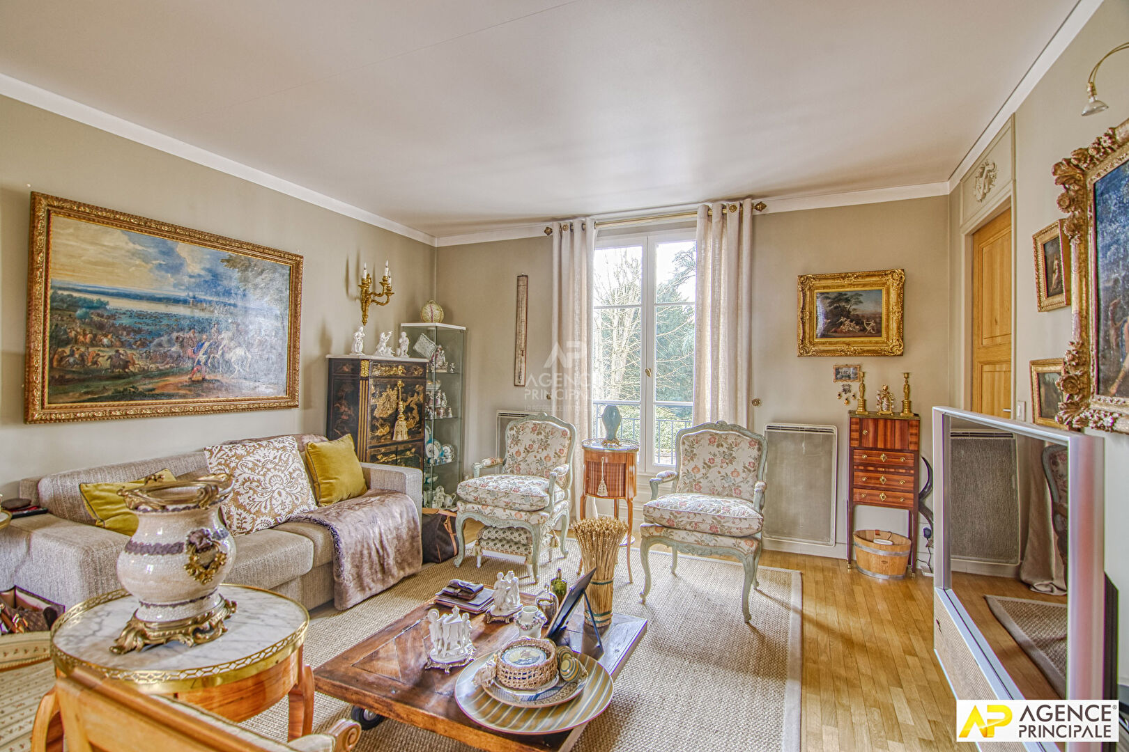 Versailles Chantiers Appartement 4 pièces 82 m² situé au 1er étage avec ascenseur, cave et parking double en enfilade en sous sol