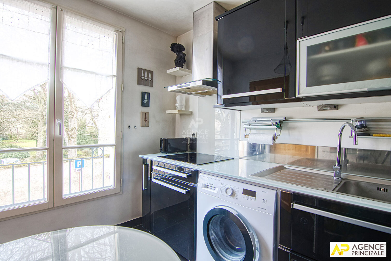 Photo Versailles Chantiers Appartement 4 pièces 82 m² situé au 1er étage avec ascenseur, cave et parking double en enfilade en sous sol image 2/6