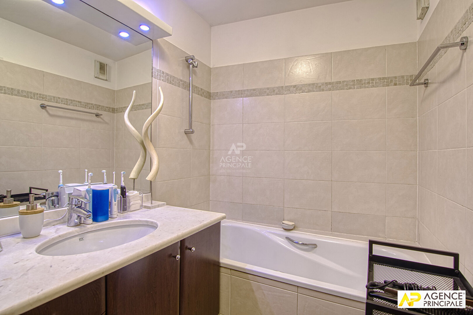 Photo Versailles Chantiers Appartement 4 pièces 82 m² situé au 1er étage avec ascenseur, cave et parking double en enfilade en sous sol image 5/6