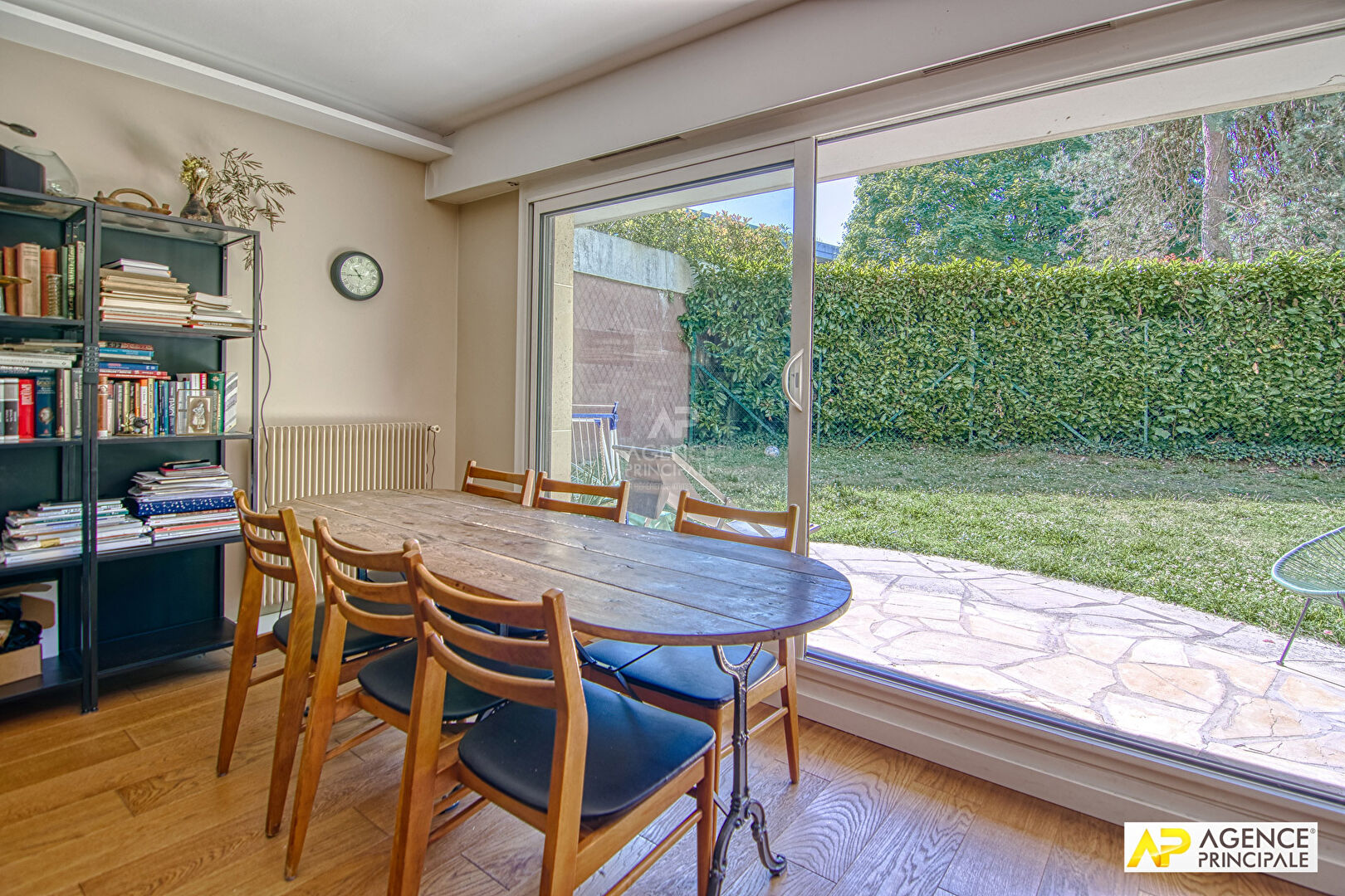 Photo Versailles Clagny Appartement  4 pièce(s) 96 m² carrez en rez-de-jardin avec terrasse et jardin privatif plein sud, cave et parking image 2/6