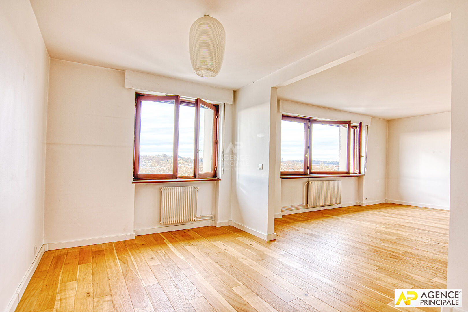 Photo Versailles Avenue de Paris La Bruyère Appartement 4 pièces 90 m² 5 -ème et  dernier  étage avec ascenseur cave et parking image 2/6