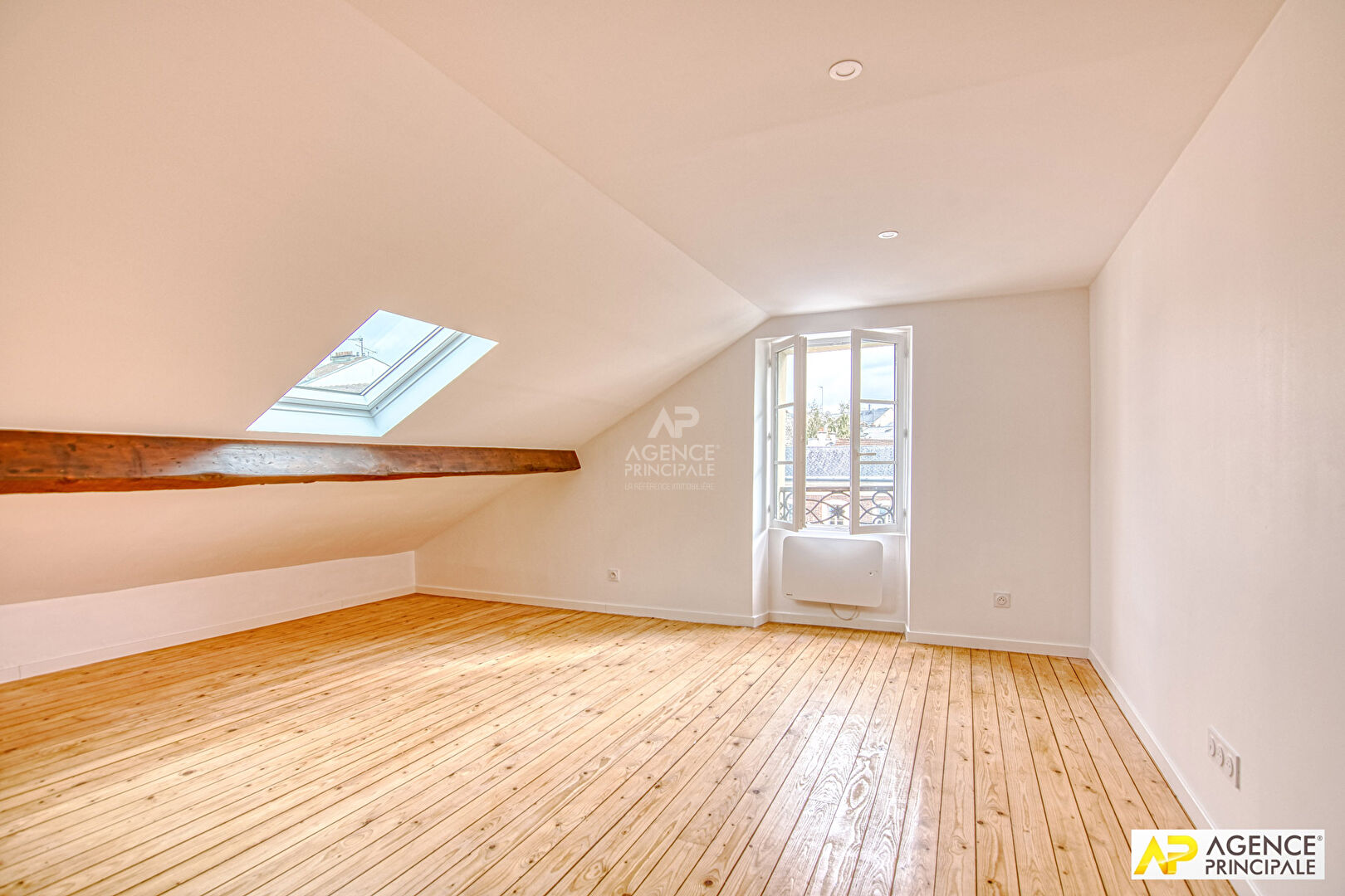 Versailles Notre-Dame Appartement  2 pièce(s) 60 m2 au sol  (30,52 m² carrez ) situé  au 3ème et dernier étage