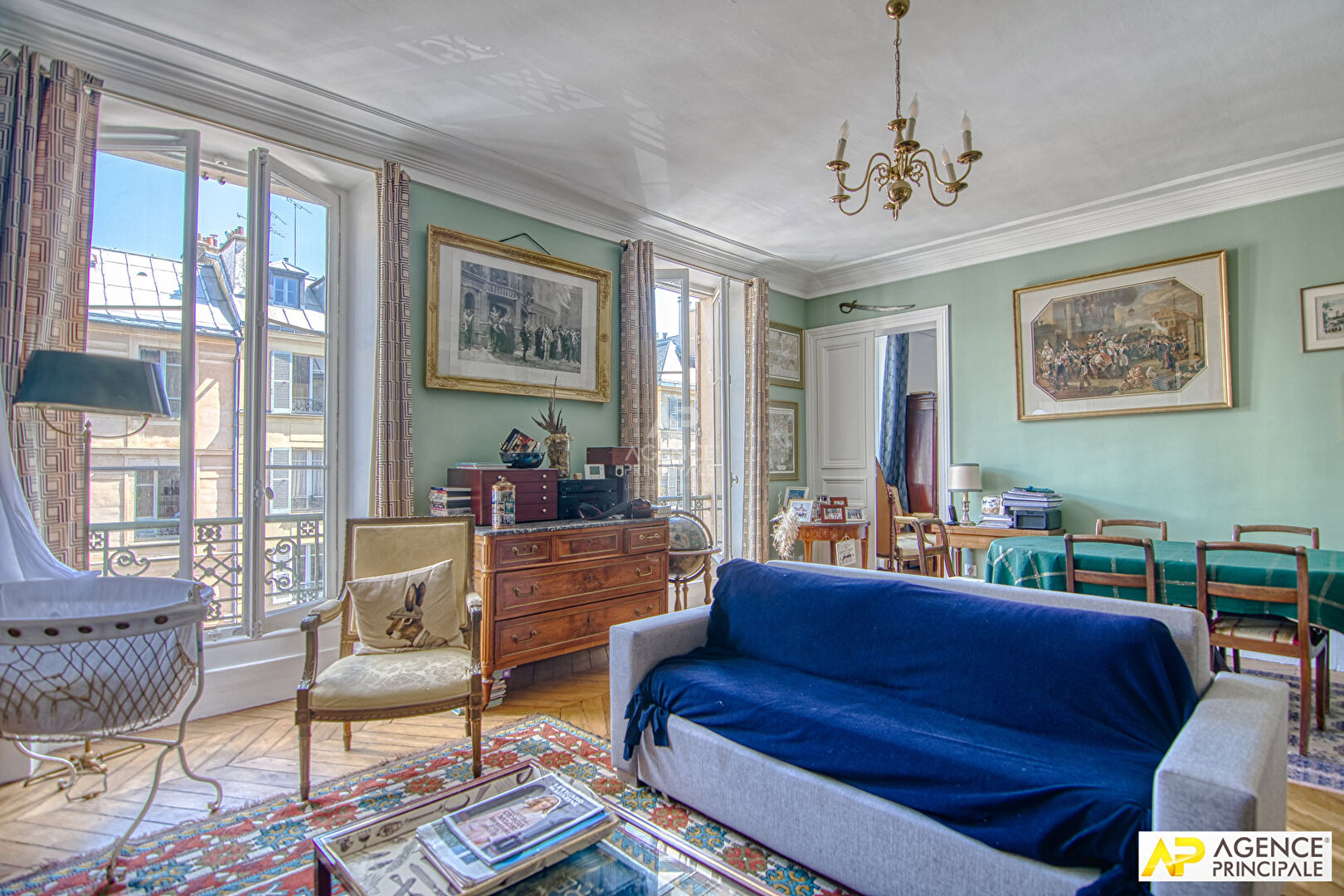 Versailles Notre-Dame Appartement 5 pièces 148 M² situé au 2ème étage d'un immeuble ancien avec cave et chambre de service de 17.73 m² au sol en option