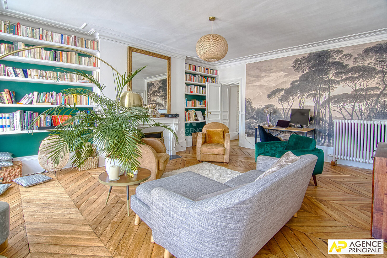 Versailles Mairie Appartement 4 pièces 110 m² au sol situé au 1er étage avec cave et parking  en option