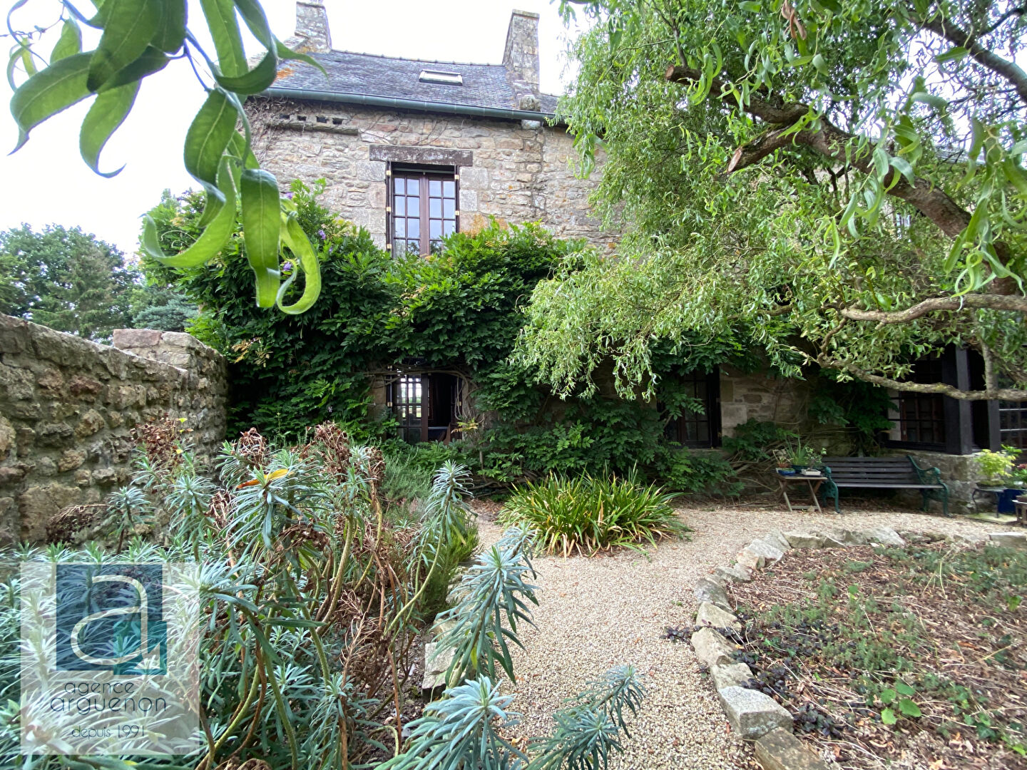 PLÉLAN-LE-PETIT : Élégante maison individuelle en pierre, sans vis-à-vis, dotée de charmants jardins paysagers ; située dans un hameau calme, à proximité d'un village prisé et animé