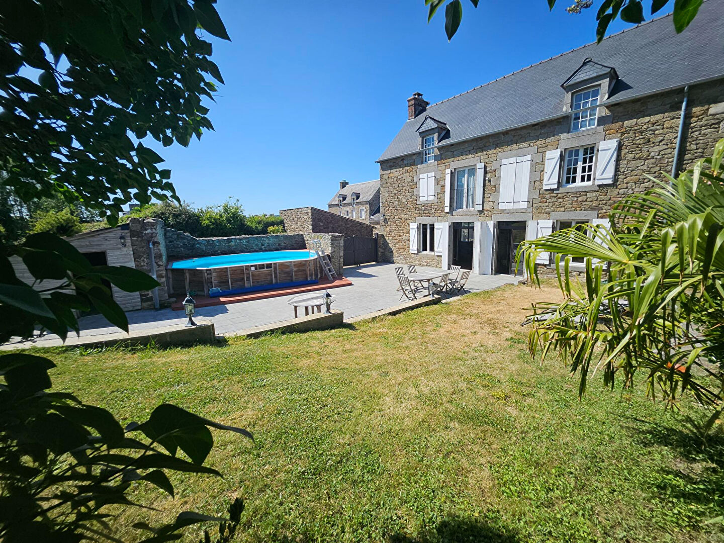 Entre pierre, nature et Rance : une propriété de caractère, 3 chambres, piscine hors sol et rance à pied !