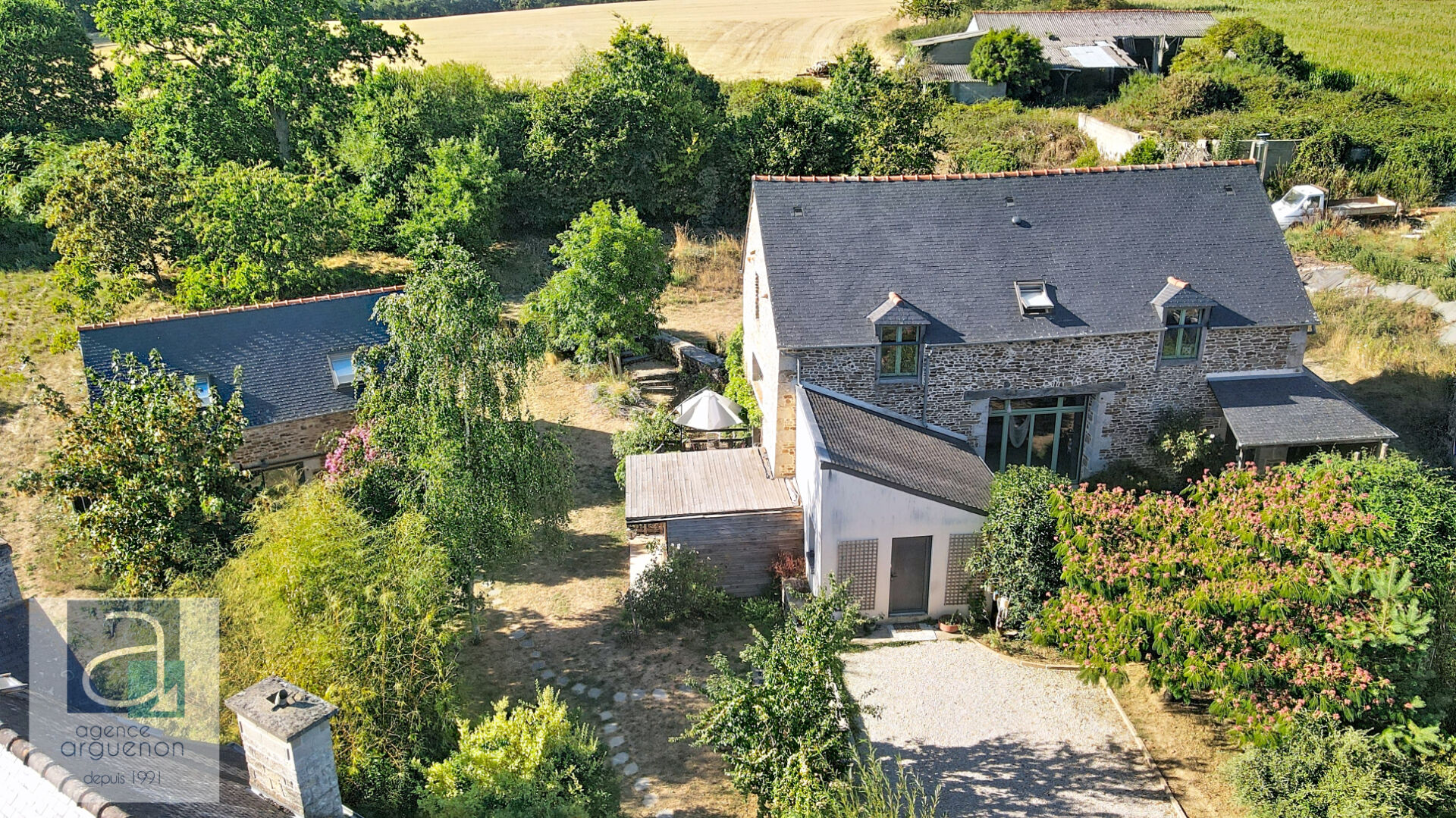 LANVALLAY : Des volumes uniques, un cadre bucolique, belle demeure de charme et son gîte aux portes de DINAN