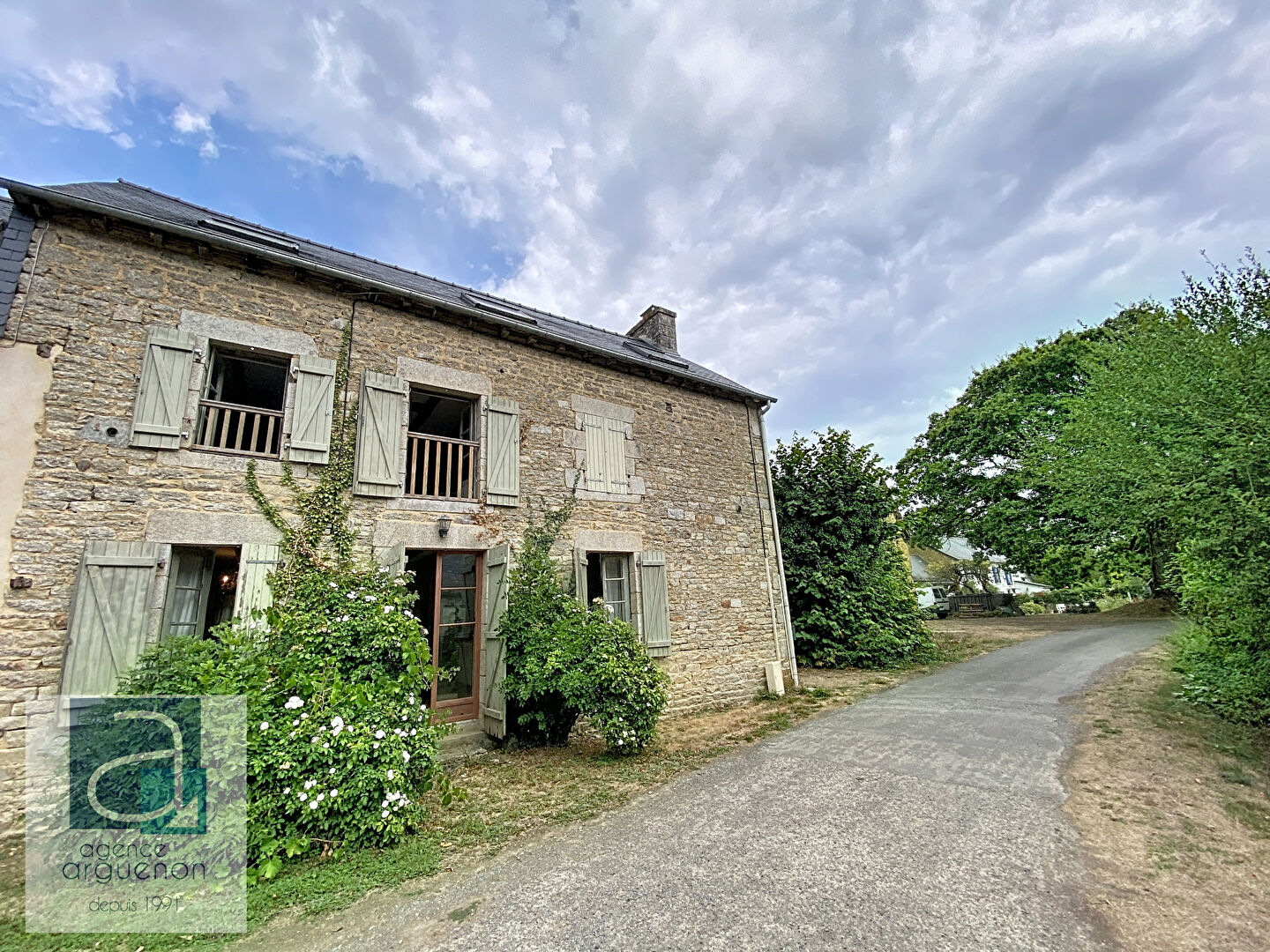 CAULNES : Maison spacieuse et de caractère de 4 chambres, située dans un hameau calme.