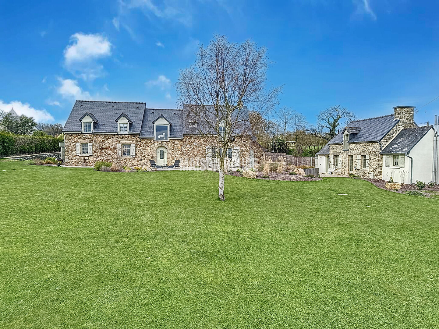 Charmante propriété en pierres et ses dépendances