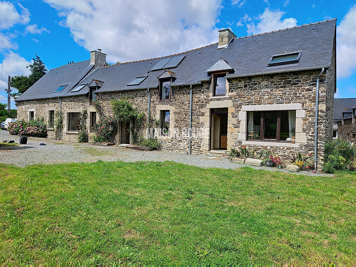 Photo Très grande propriété de charme avec dépendances sur plus de 2,5 hectares. image 2/6