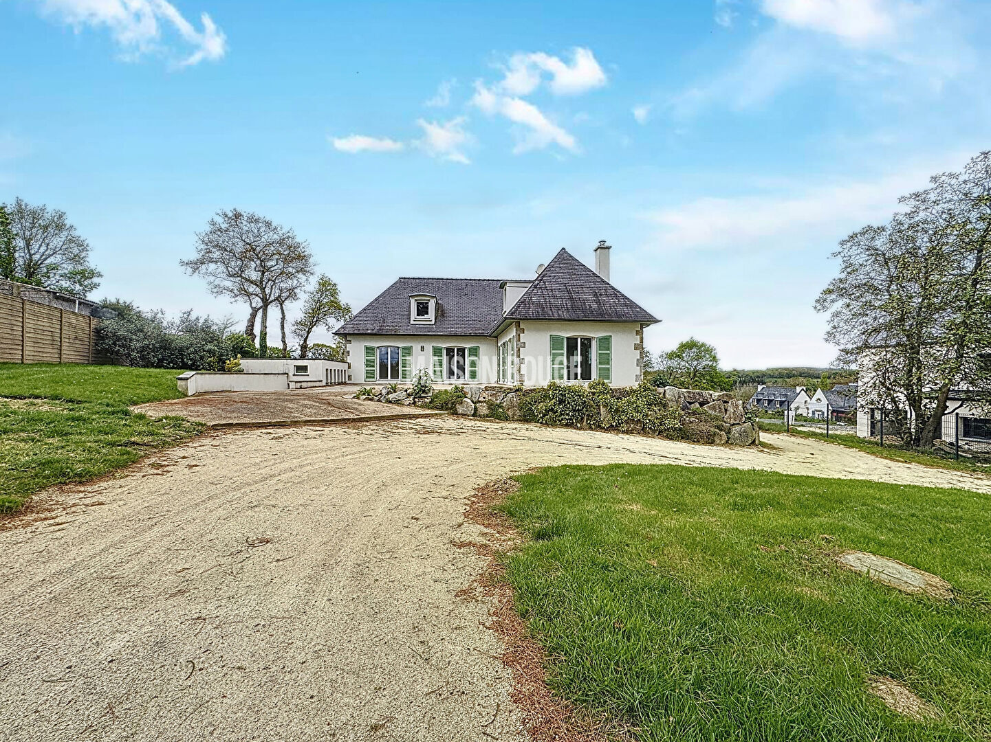 LAMBALLE CENTRE / 5 CHAMBRES / BELLES PRESTATIONS - SOUS-SOL & GARAGES