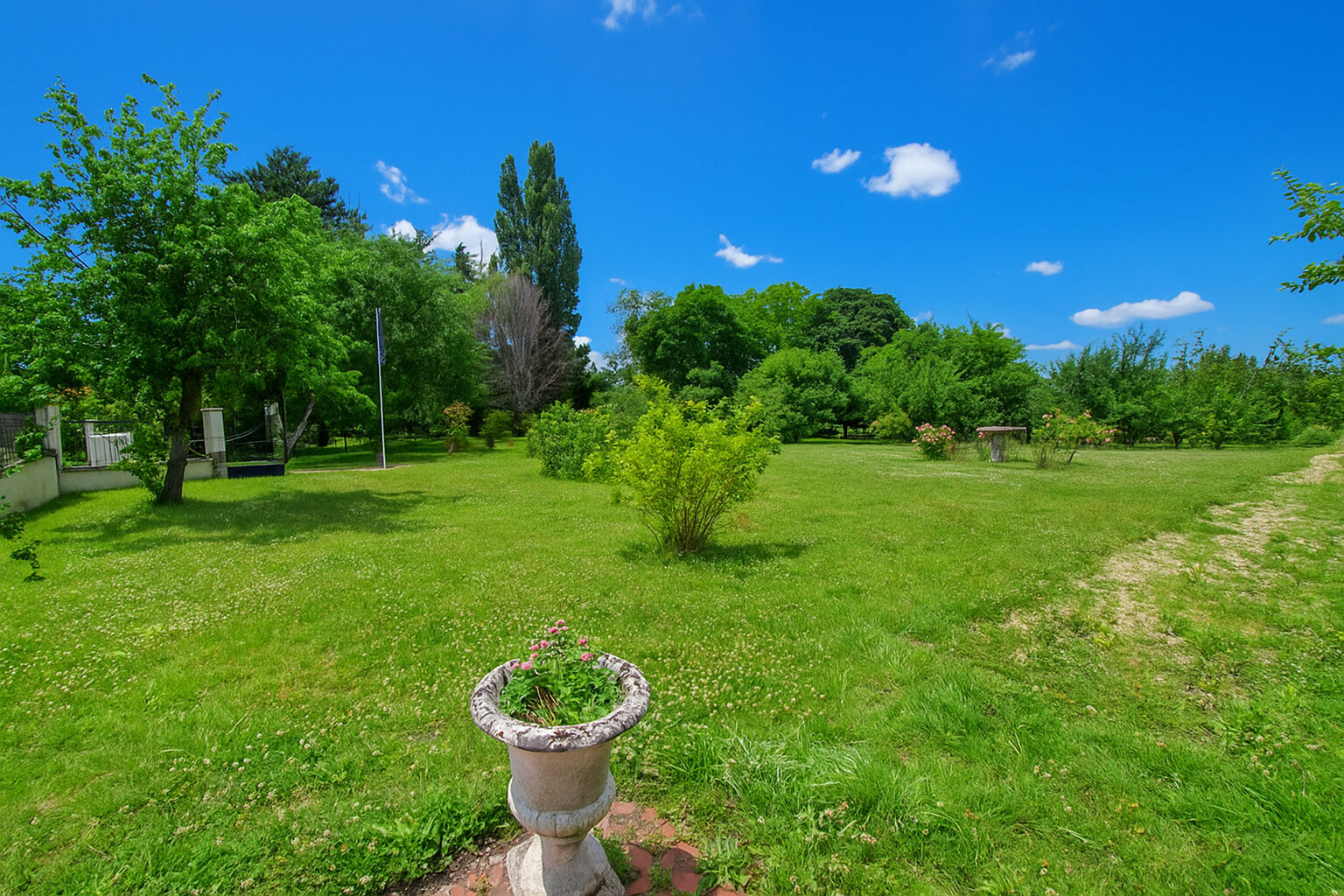 Photo Propriété en pierre à fort potentiel avec maison indépendante et grand parc arboré image 2/6