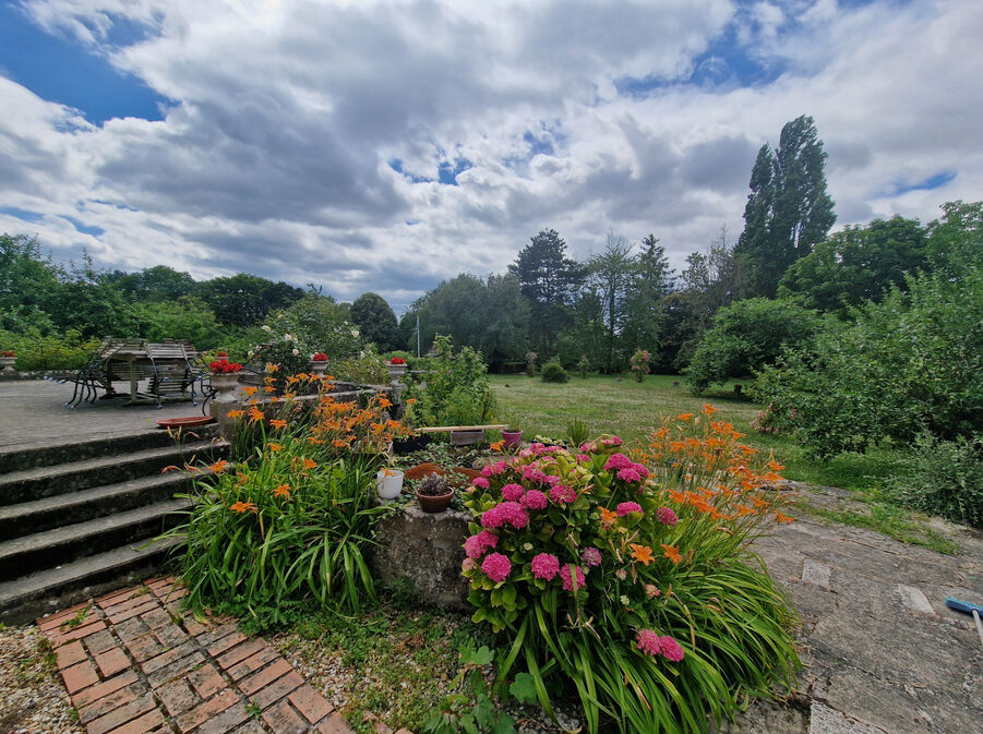 Photo Propriété en pierre à fort potentiel avec maison indépendante et grand parc arboré image 4/6