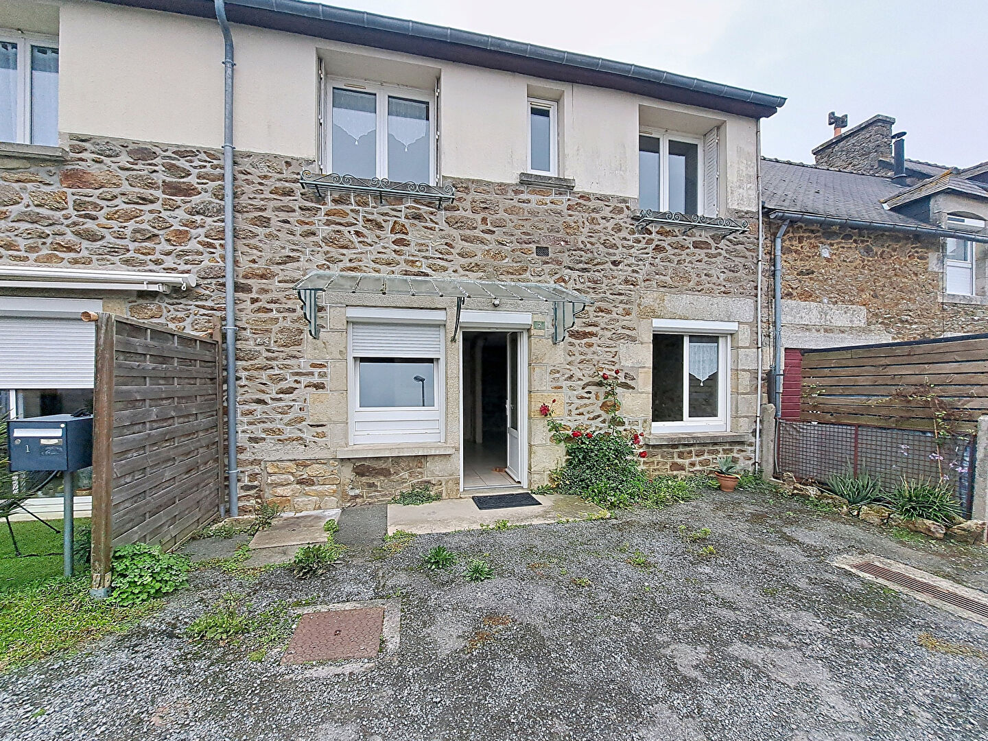 Maison en pierres au coeur de Pluduno