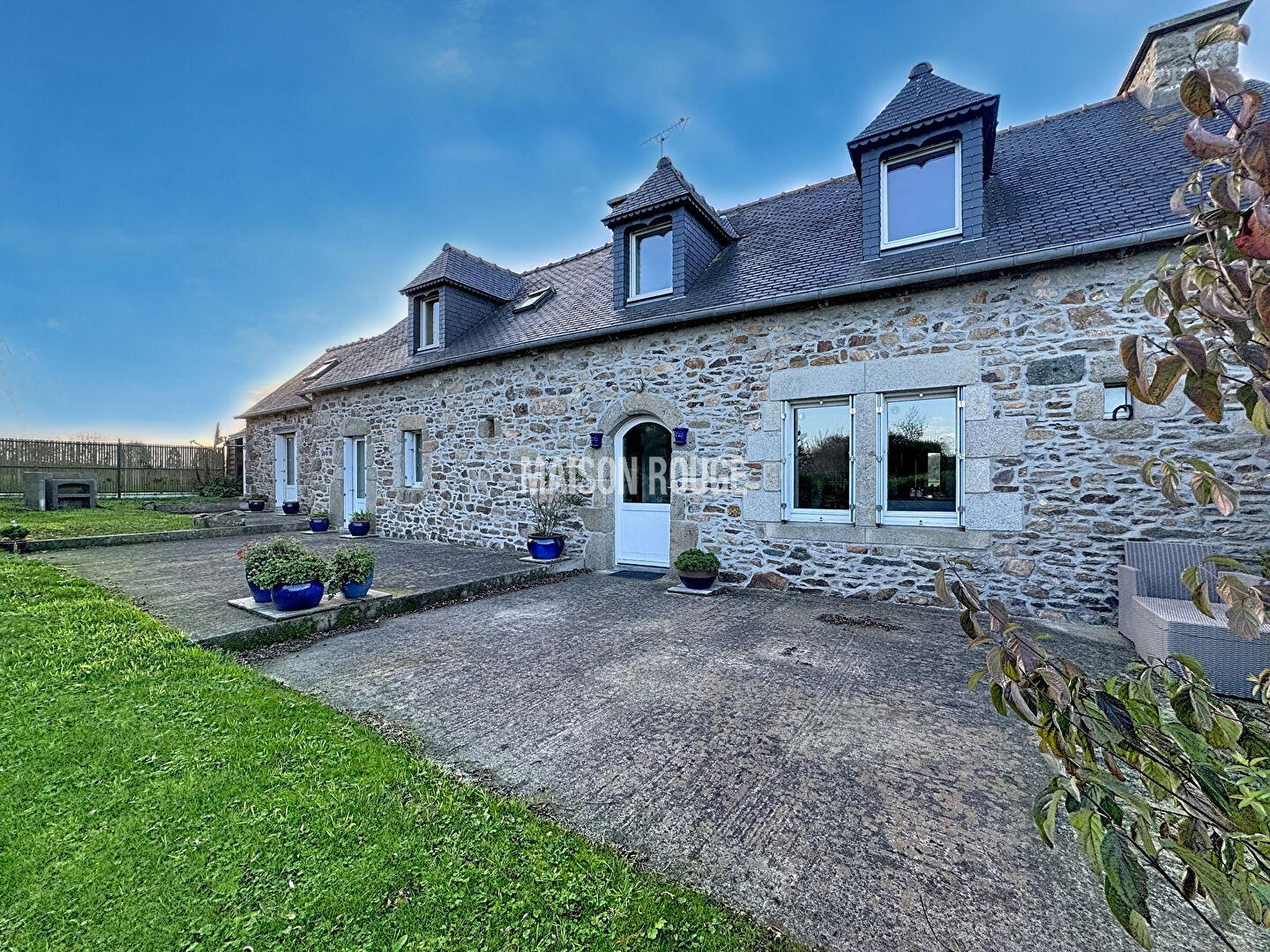 Ploubazlanec - 1.5 km de la Plage du Gouern       Superbe Longère en pierre 8 pièces 140 m² sur 5000 m²