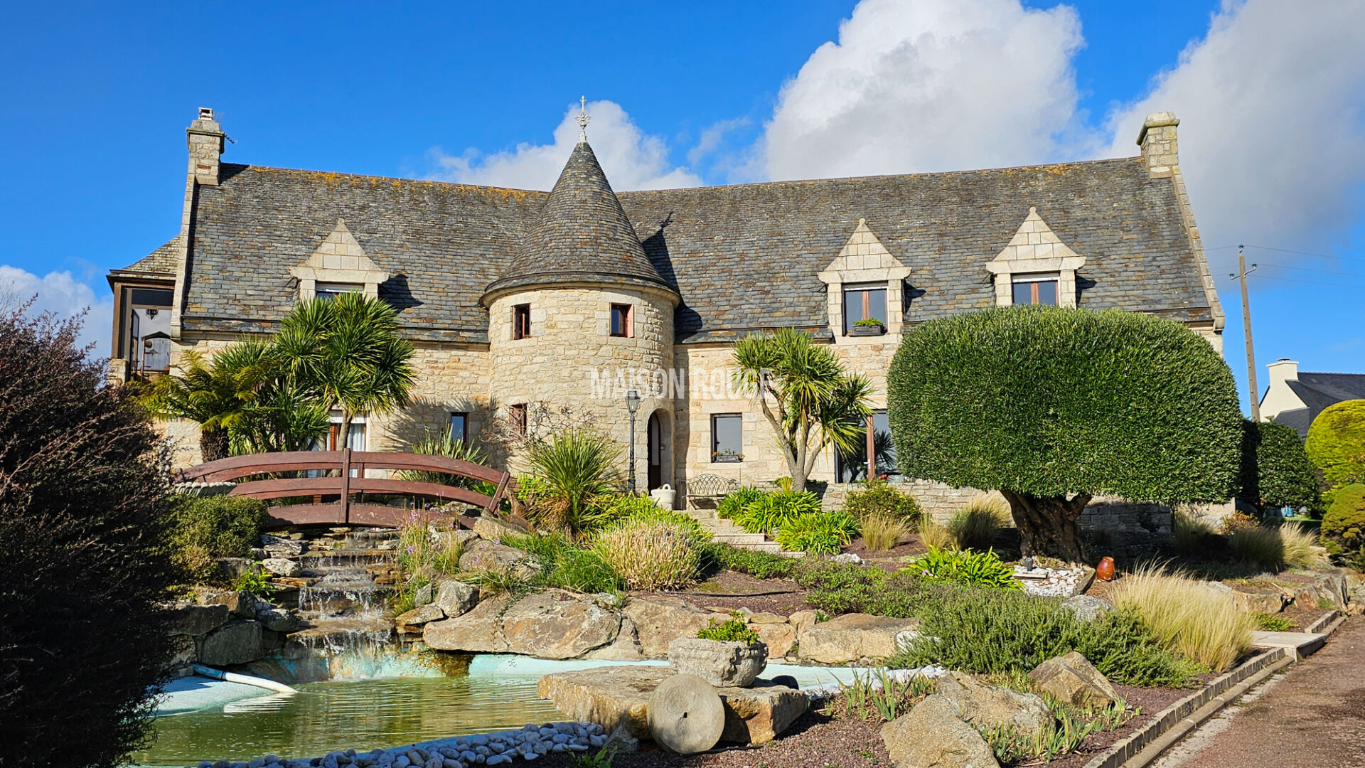 Propriété en pierres anciennes et vue sur mer