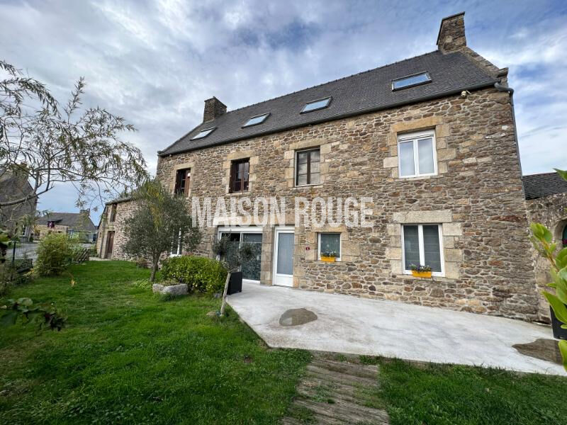 Grande maison en pierres avec potentiel sur terrain de 1412 m²