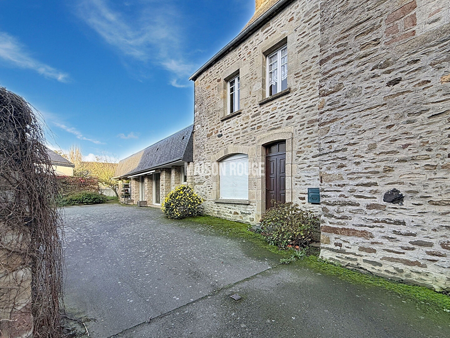 MAISON EN PIERRE AVEC LOCAL COMMERCIAL ? MATIGNON CENTRE