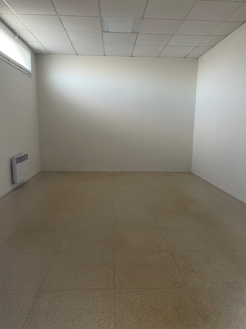 Photo A LOUER LOCAL PROFESSIONNEL 95 M2 LAMBEZELLEC image 2/4