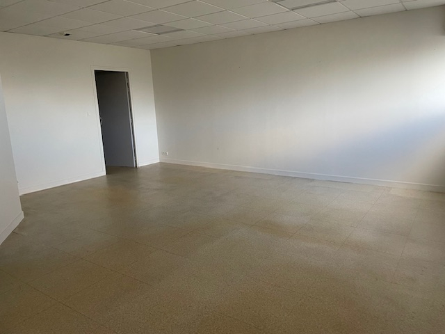 Photo A LOUER LOCAL PROFESSIONNEL 95 M2 LAMBEZELLEC image 4/4