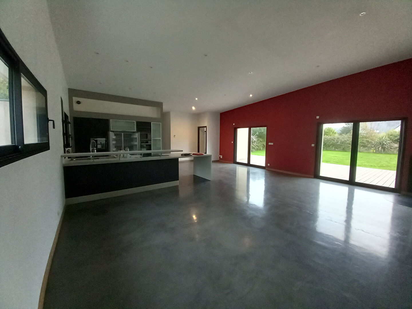 Photo A LOUER POUR DEUX ANS SUPERBE MAISON T7 DE PLAIN PIED AVEC TERRASSE ET JARDIN image 3/6