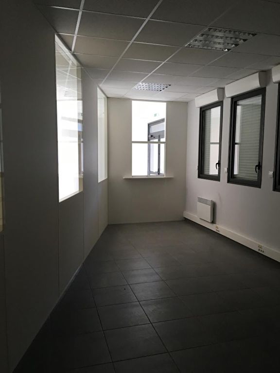 Photo A louer plateau de bureau de 136 m²  port de commerce image 5/6