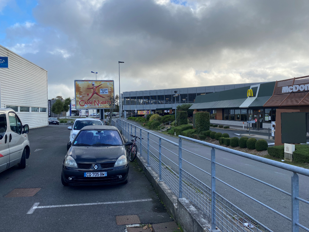 Photo A LOUER - RELECQ KERHUON  Local commercial 80 m² image 3/4