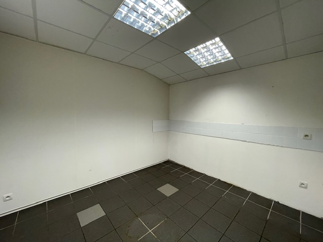 Photo Local d'activité Brest AXE PASSANT AVEC PARKING - 280 M2 image 6/6