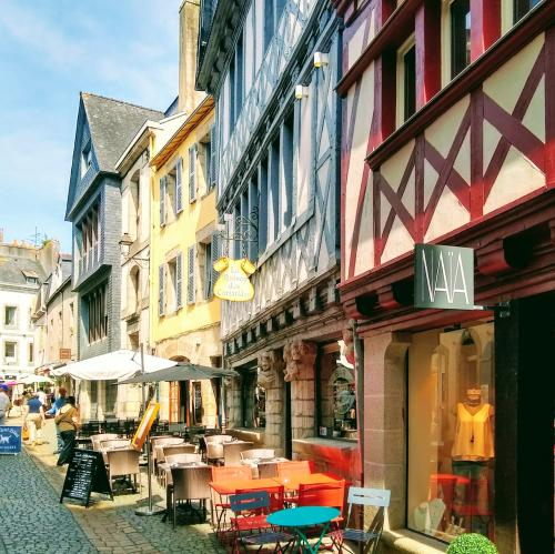 À louer, un joli local commercial, en plein centre historique de Quimper 29 000