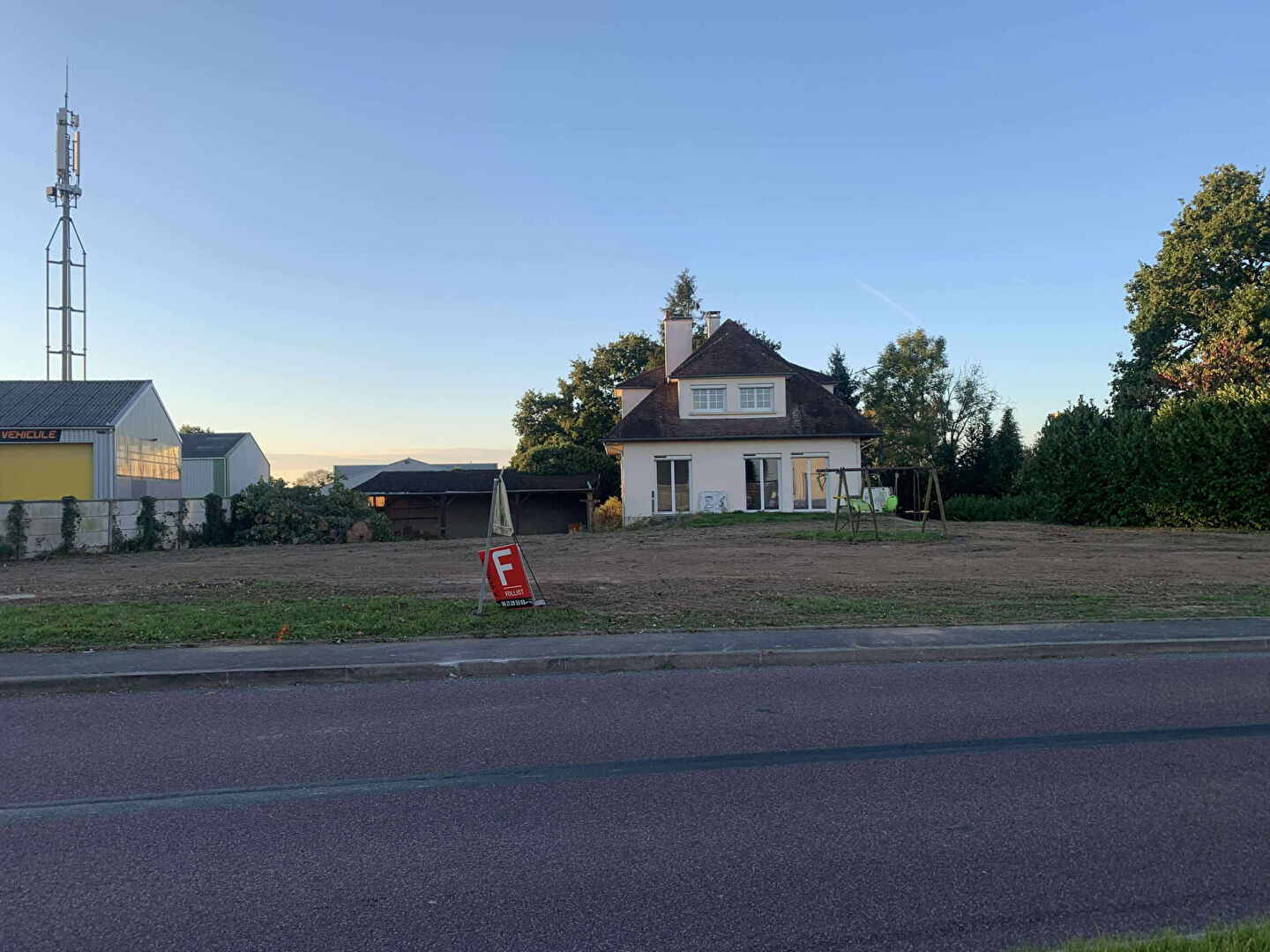 A VENDRE 1 500 m² de Terrain constructible + Maison en ZI à Saint-Lô