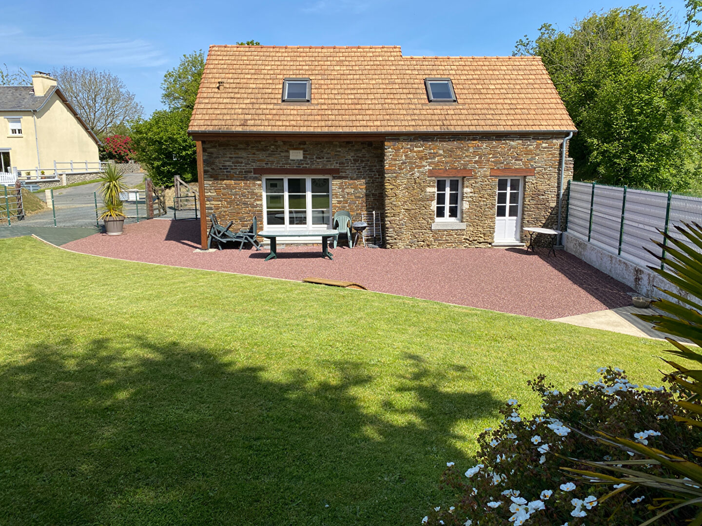 A VENDRE Maison en pierre -Ancien gîte sur terrain de 2 500 m² -Saint-Georges-d'Elle (50680)