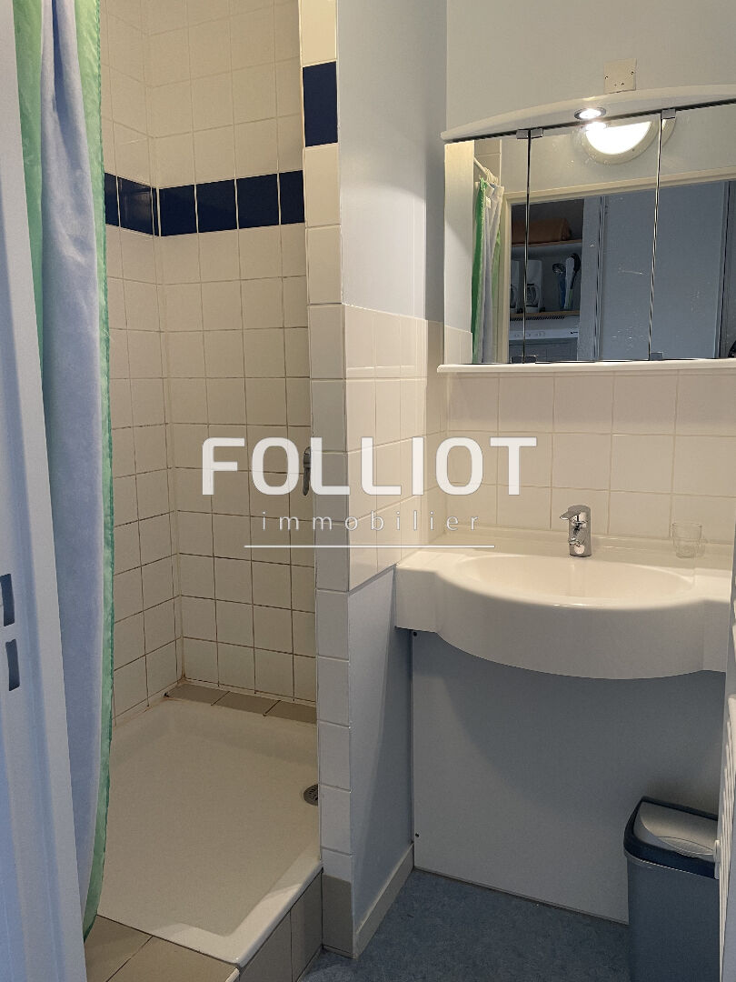 Photo A LOUER -VIRE NORMANDIE - DANS RÉSIDENCE AVEC ASCENSEUR - STUDIO MEUBLÉ image 3/3