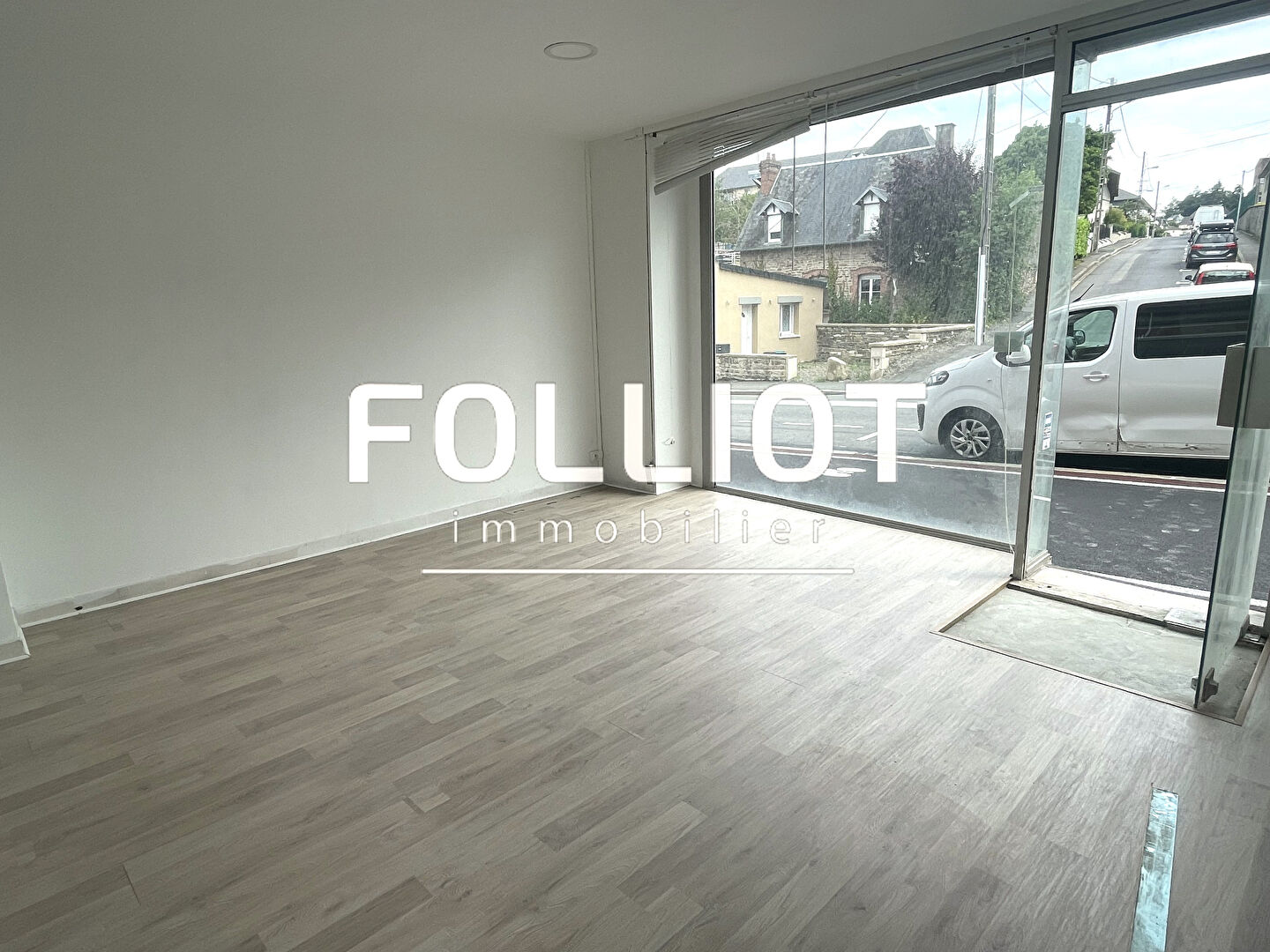 Photo A LOUER - A VIRE NORMANDIE - LOCAL COMMERCIAL REFAIT À NEUF image 2/4