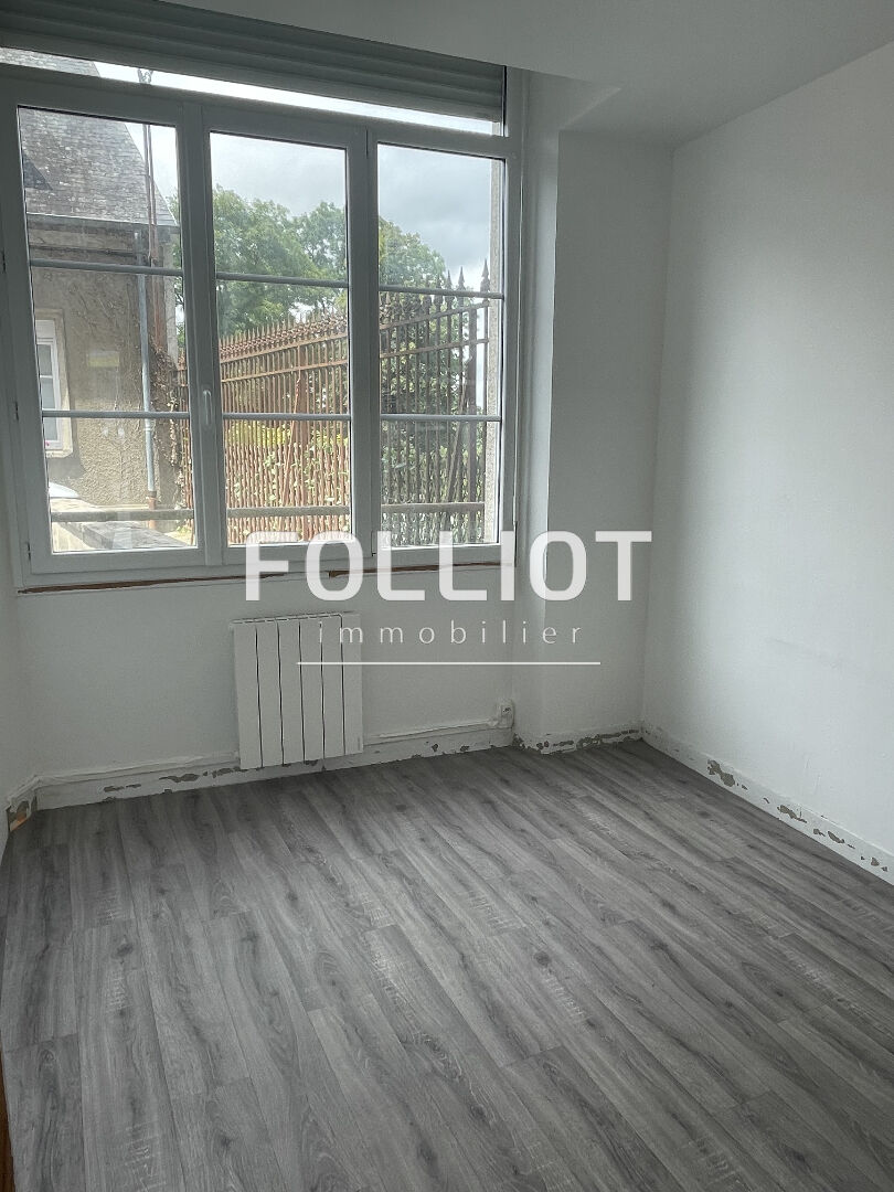 Photo A LOUER - A VIRE NORMANDIE - LOCAL COMMERCIAL REFAIT À NEUF image 3/4