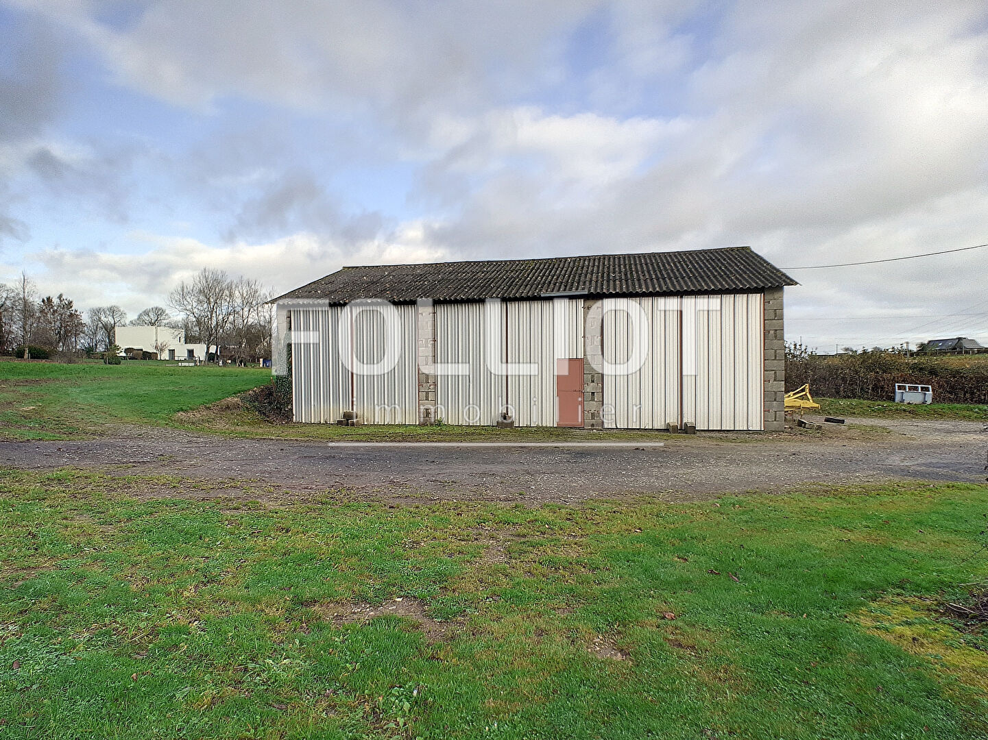 A LOUER - FLEURY - Entrepôt d'environ 140 m² à usage de STOCKAGE