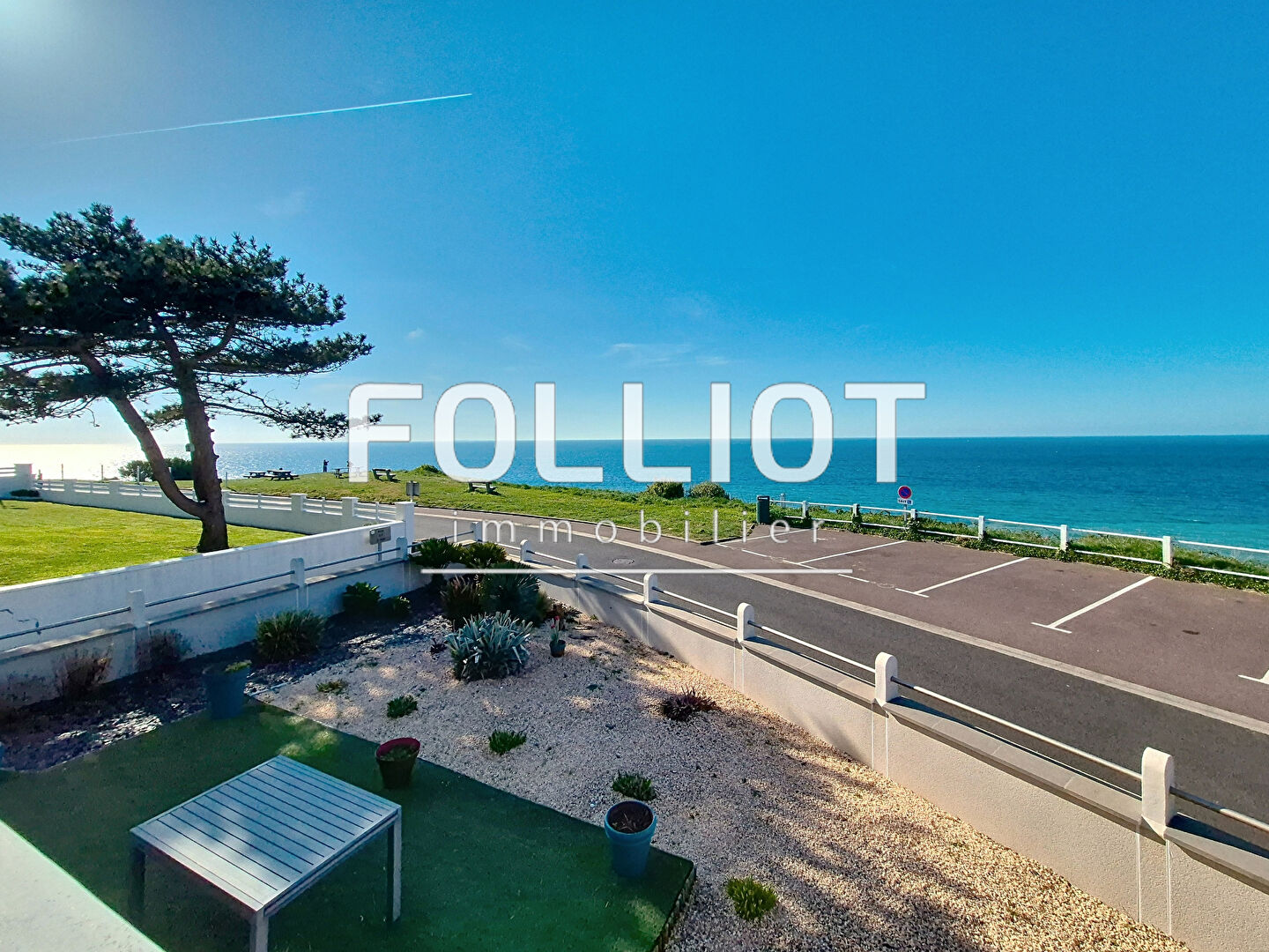 Photo Maison contemporaine - Front de mer DONVILLE LES BAINS image 1/6
